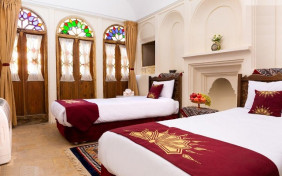 اتاق دو تخته تویین نسترن هتل تاریخی خانه آقازاده ابرکوه